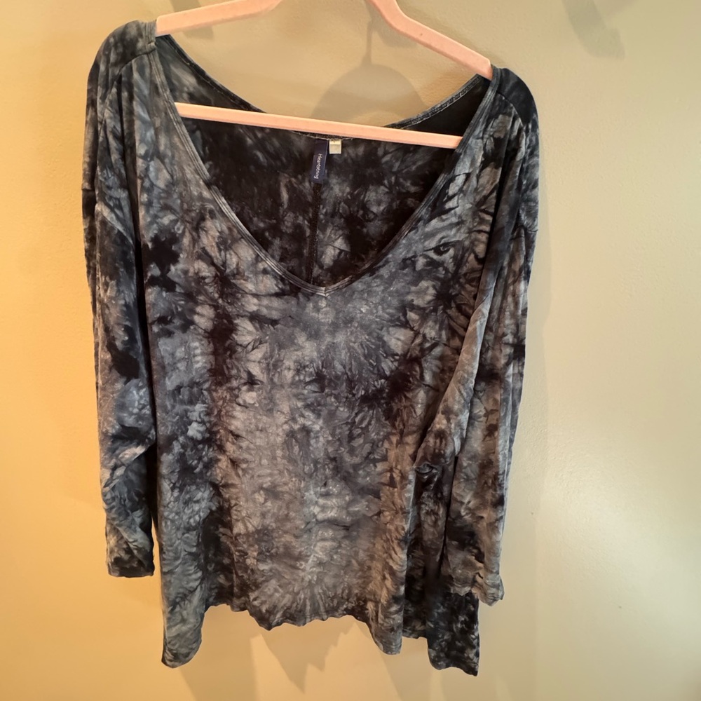 Hartstrings Tie-Dye V-Neck Long Sleeve Top in Charcoal and Slate